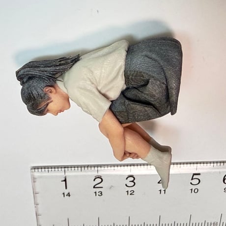 1/18 フィギュア　3996 体育座り　完成品　ミニカー　1/64より大　リアルフィギュア　ミニチュアイメージ