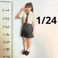1/24 フィギュア　女子高生　ピース　完成品　ミニカーに　リアルフィギュア　３Dフィギュア　ミニチュア
