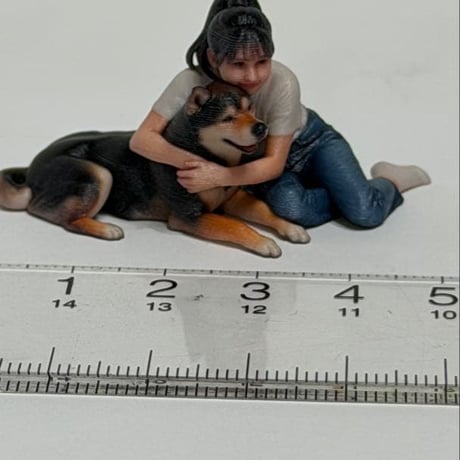 1/24 お姉さんとぽん太　フィギュア　犬　ミニチュア　リアルフィギュア　完成品　ミニチュア　ジオラマに　ミニカーに　ドールハウスに　　5484