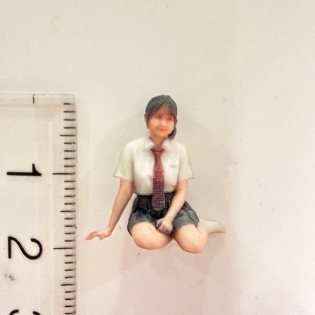 1/43 フィギュア　女の子　女子高生　お姉さん座り　ミニチュア　1/64より大