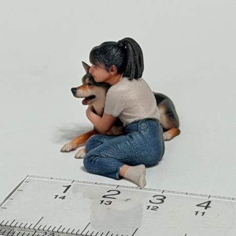 1/24 お姉さんとぽん太　フィギュア　犬　ミニチュア　リアルフィギュア　完成品　ミニチュア　ジオラマに　ミニカーに　ドールハウスに　　5484
