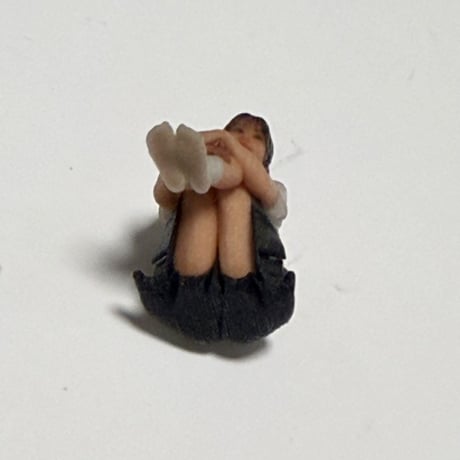 1/43 3996 フィギュア　体育座り　ミニチュア　ジオラマ　リアルフィギュア　ミニチュアイメージ　完成品