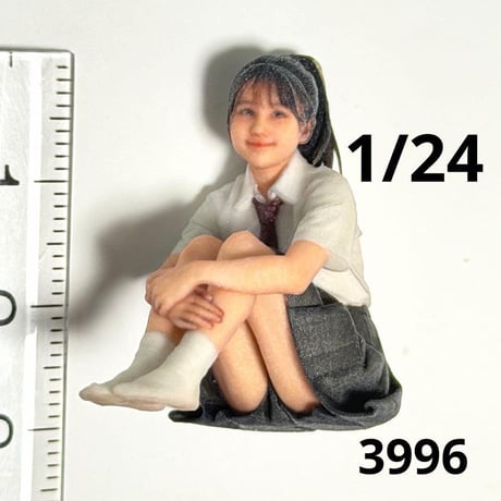 1/24 3996 フィギュア　女子高生　体育座り　ミニチュア　ミニカーに