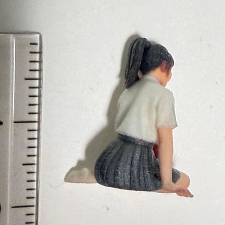 1/43 フィギュア　女の子　女子高生　お姉さん座り　ミニチュア　1/64より大