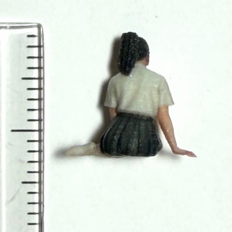 1/64 フィギュア　女子高生　お姉さん座り　ミニカー　トミカに　ミニチュア　完成品　　リアルフィギュア　ミニチュアイメージ