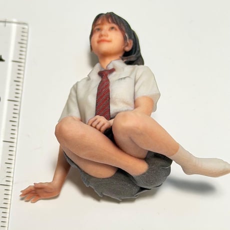 1/18 フィギュア　女子高生　お姉さん座り　ドールハウスに　ミニチュア　リアルフィギュア　３Dフィギュア