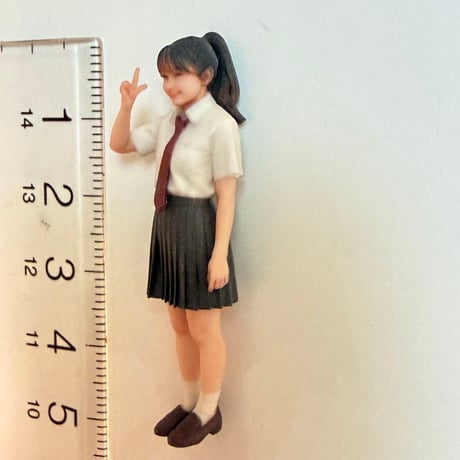 1/32 フィギュア　女子高校生　完成品　ミニチュア　1/64より大　ミニカーに