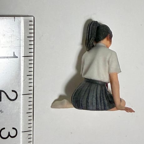 1/32 フィギュア　女子高生　お姉さん座り　ミニチュア　リアルフィギュア　３Dフィギュア　ミニチュアイメージ　完成品