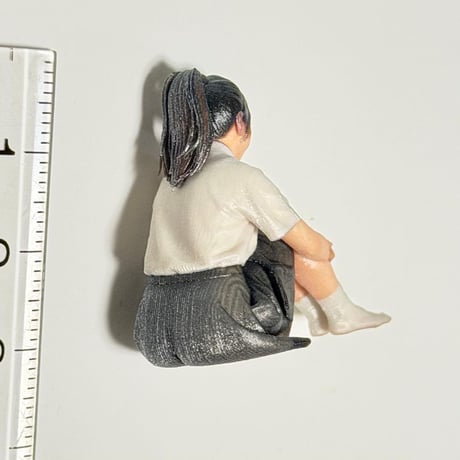 1/24 3996 フィギュア　女子高生　体育座り　ミニチュア　ミニカーに