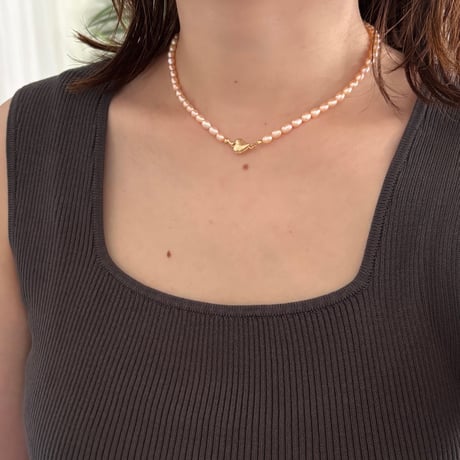 salmon pink pearl necklace (silver/gold)