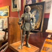 中世騎士のブロンズ像