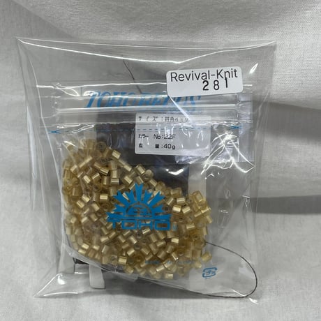 281　四角4ミリビーズ40ｇ+スパンコール付き糸セット
