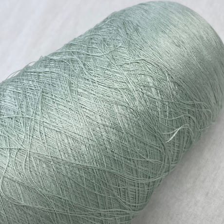 273　ミントグリーンシルク様毛糸　全量554ｇ
