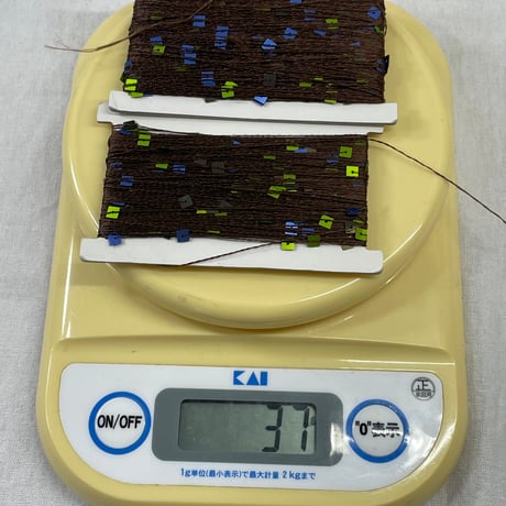 281　四角4ミリビーズ40ｇ+スパンコール付き糸セット