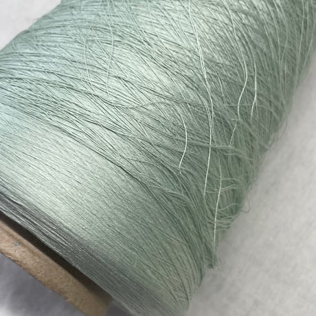 273　ミントグリーンシルク様毛糸　全量554ｇ
