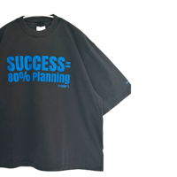 80%planning　シャドウ×ブルーロゴ　Tee