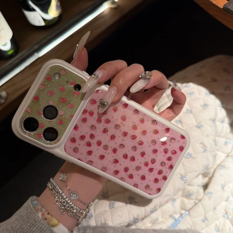チビ🍓いちごラメぷっくりエナメルコートiPhoneケース