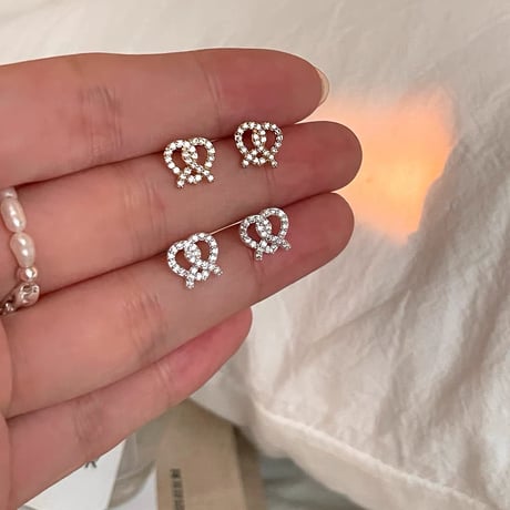 ハートプレッチェ🥨型ピアス