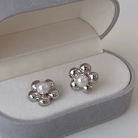 ぷっくりシルバーパールフラワーピアス