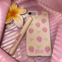 【iPhone16e/17e対応！】トレンド🍓韓国ストロベリー総柄iPhoneケース