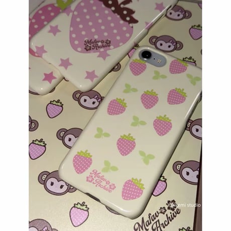 【iPhone16e/17e対応！】トレンド🍓韓国ストロベリー総柄iPhoneケース