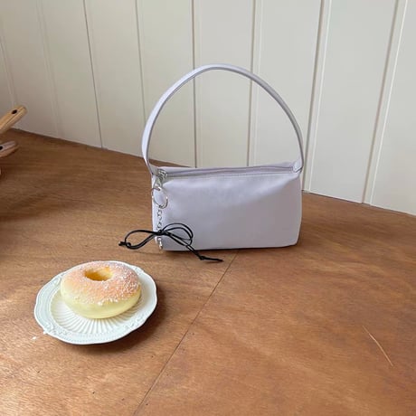 リボンチャーム付きシンプルミニハンドバッグ