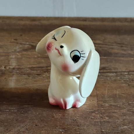 垂れ耳ウサギの置物