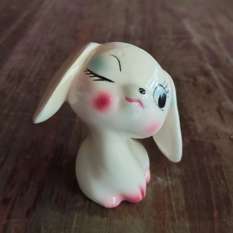 垂れ耳ウサギの置物