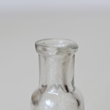 フランス　古いミニチュアガラスボトル H:5.7cm