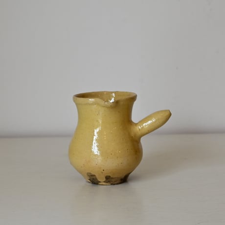フランス  黄釉のミルクピッチャー　H:9.7cm
