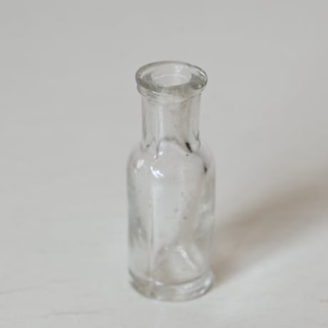 フランス　古いミニチュアガラスボトル H:5.7cm