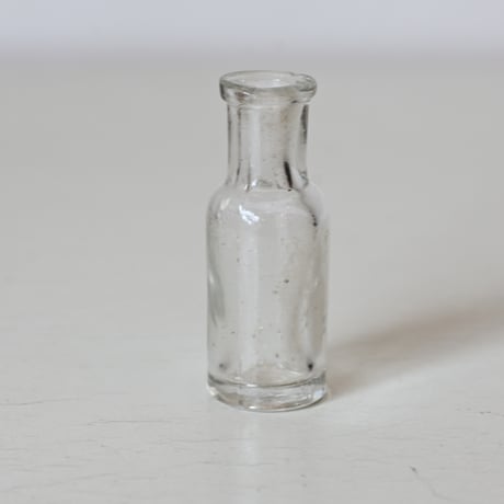 フランス　古いミニチュアガラスボトル H:5.7cm