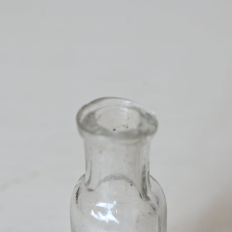 フランス　古いミニチュアガラスボトル H:5.7cm