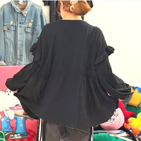 Tシャツ×フリルブラウス