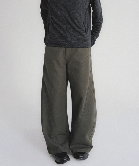 Curved Wide Silhouette Denim Pants