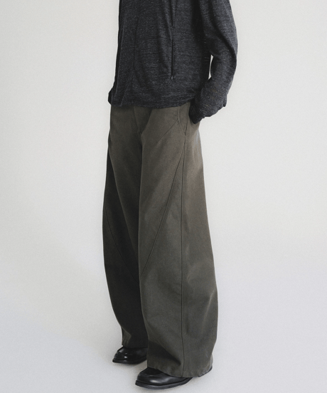 Curved Wide Silhouette Denim Pants