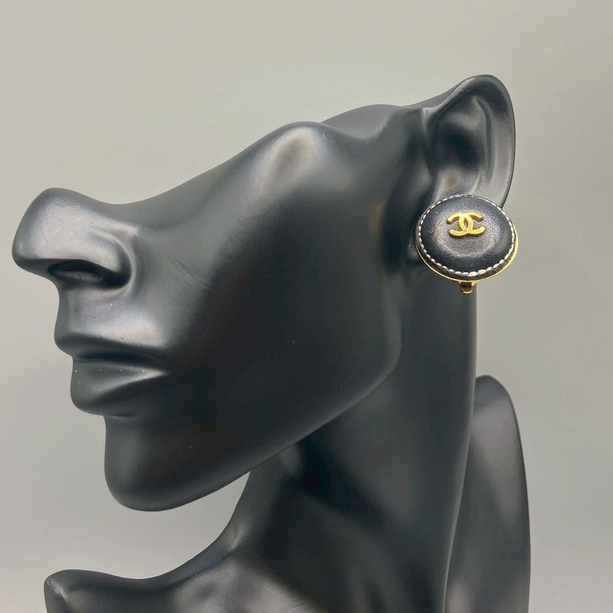 CHANEL (シャネル) ヴィンテージ レザー ココマーク ラウンド