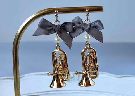 モチーフピアス249 ユーフォニアムgold×サテンリボンgreige（イヤリング変更可）