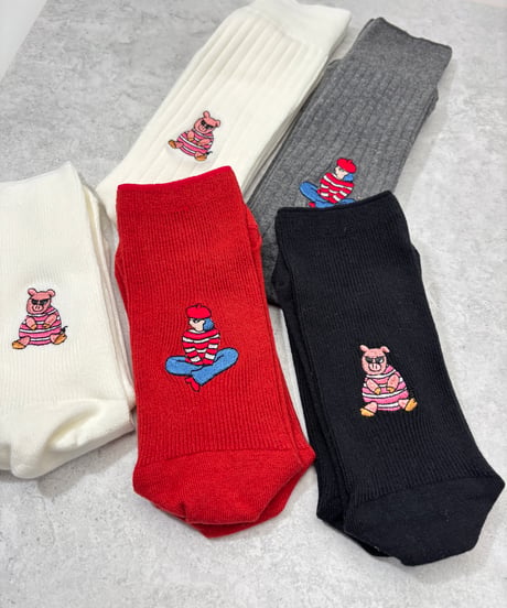 刺繍ソックス｜モデルとブタさん｜WOMEN