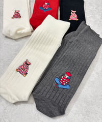 刺繍ソックス｜モデルとブタさん｜MEN