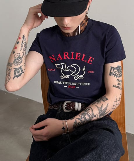 ドッグイラストグラフィックタイトTシャツ / 2color