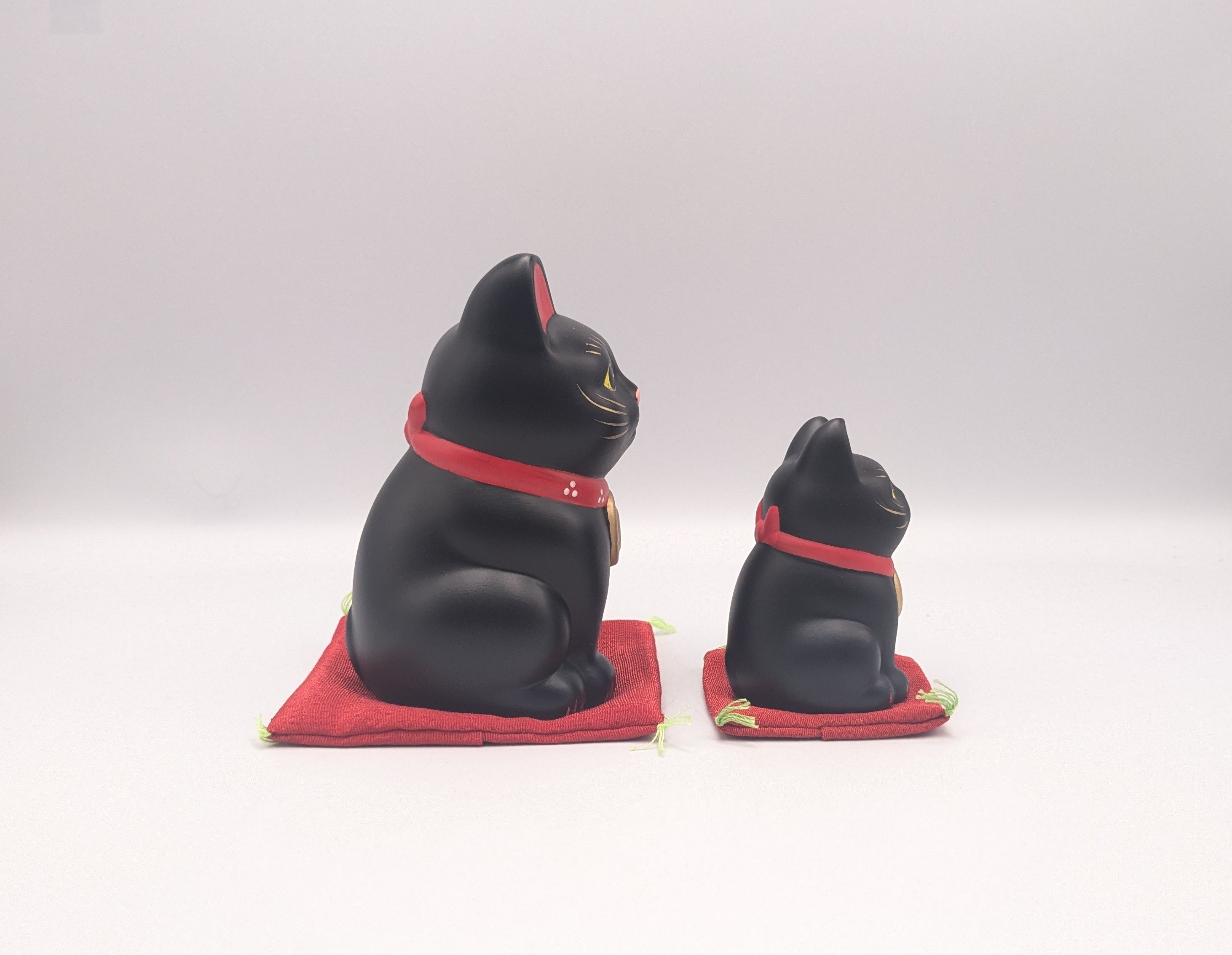 縁起物 福まねき猫 招き猫 置物 黒猫 左手上げ 座布団付き 大 小 開運