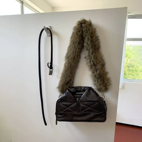 faux fur strap boston bag /2color　NK2580