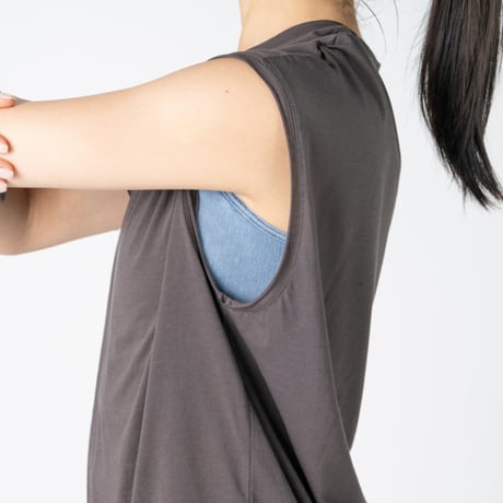 Flow sleeveless tee（stone/チャコールグレー）