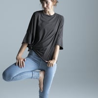 Space big tee（stone/チャコールグレー）