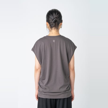 Flow sleeveless tee（stone/チャコールグレー）