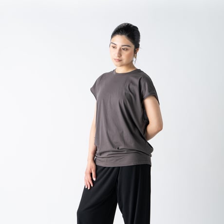 Flow sleeveless tee（stone/チャコールグレー）