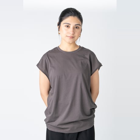 Flow sleeveless tee（stone/チャコールグレー）