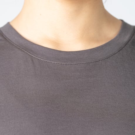 Flow sleeveless tee（stone/チャコールグレー）