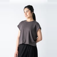 Flow sleeveless tee（stone/チャコールグレー）